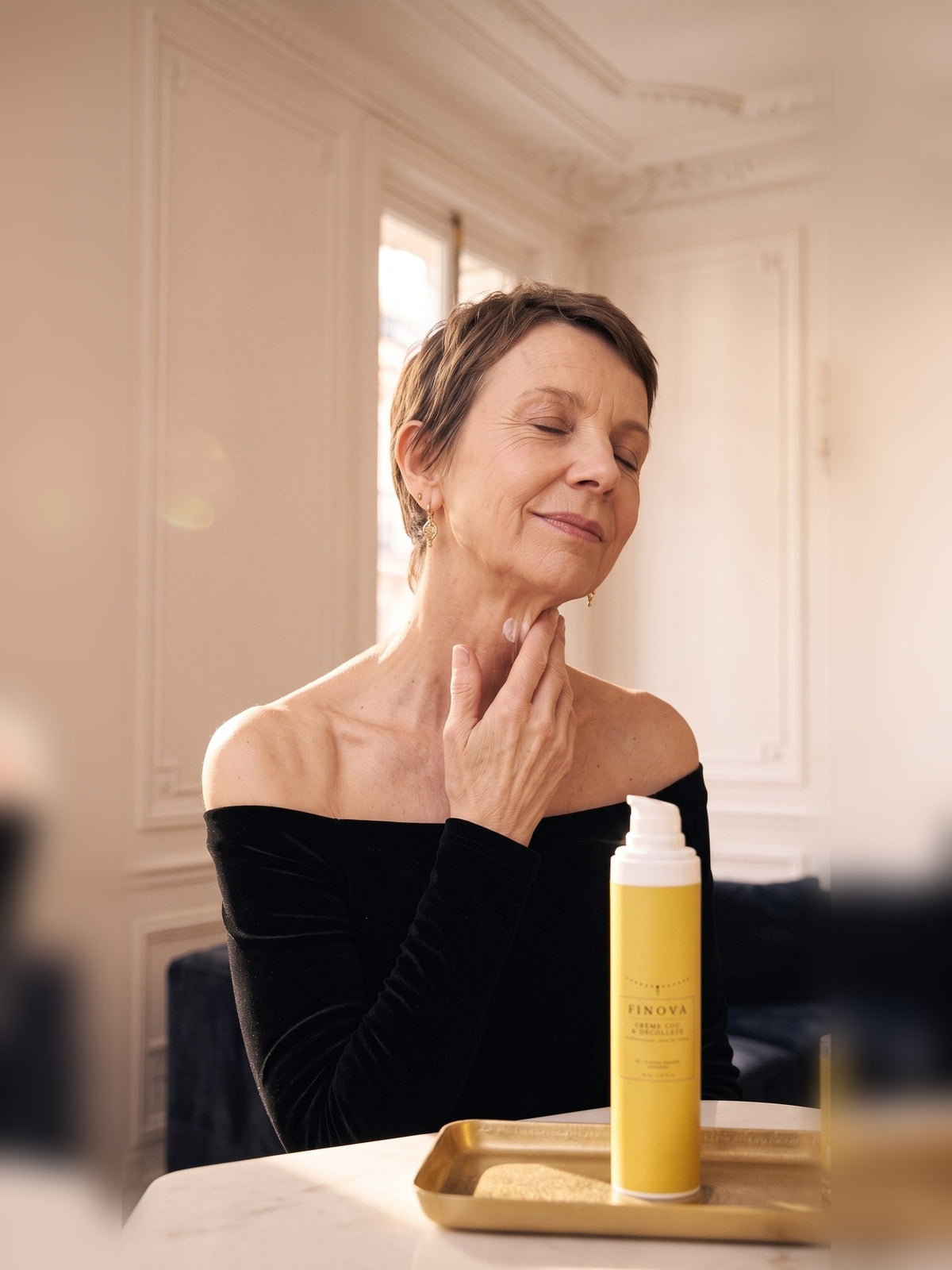 Femme qui applique la crème cou et décolleté FINOVA sur son cou