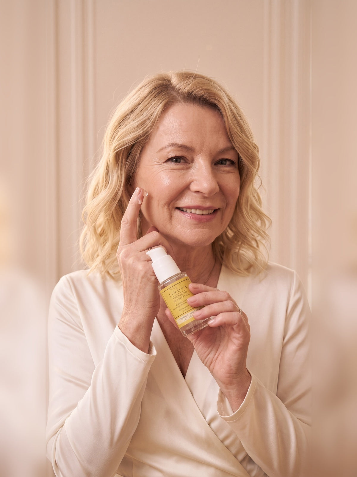 Femme qui tient le gel double hydratation FINOVA
