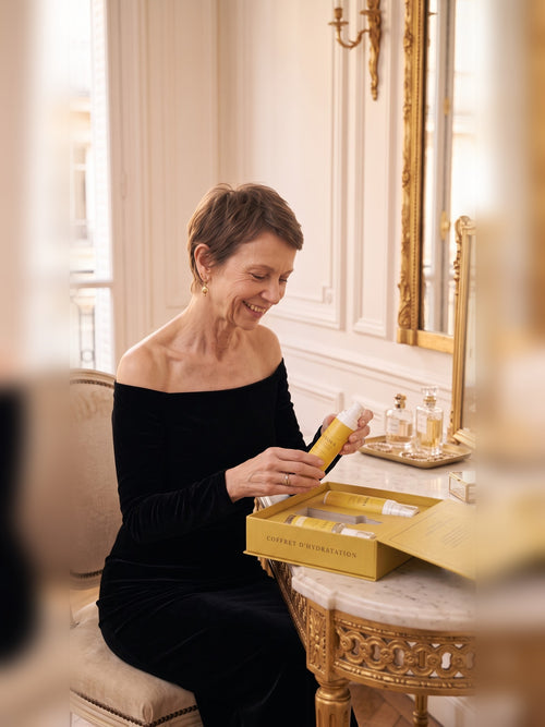 Femme qui ouvre le coffret hydratation visage FINOVA