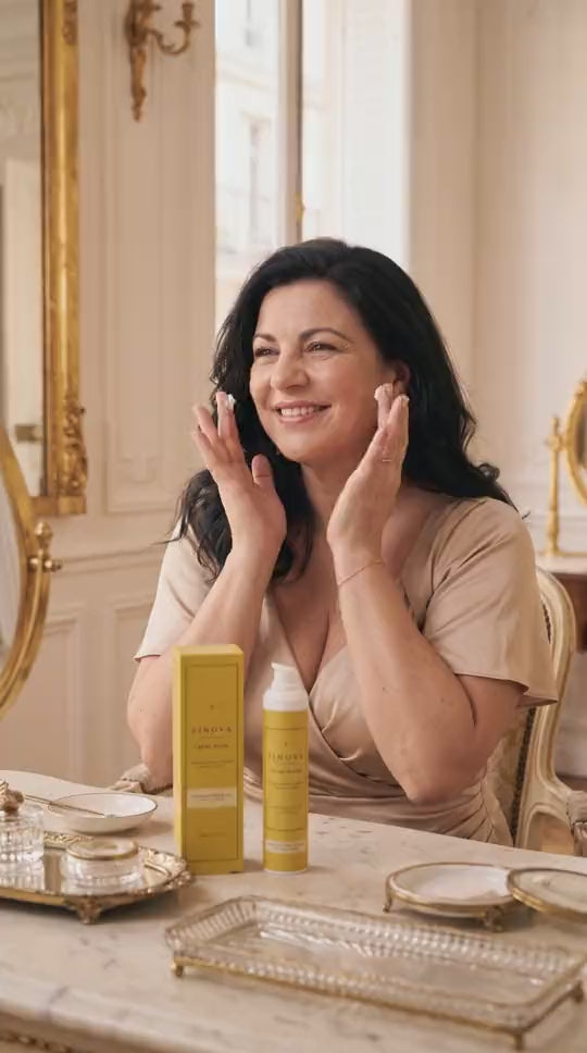 Femme qui utilise la crème riche FINOVA