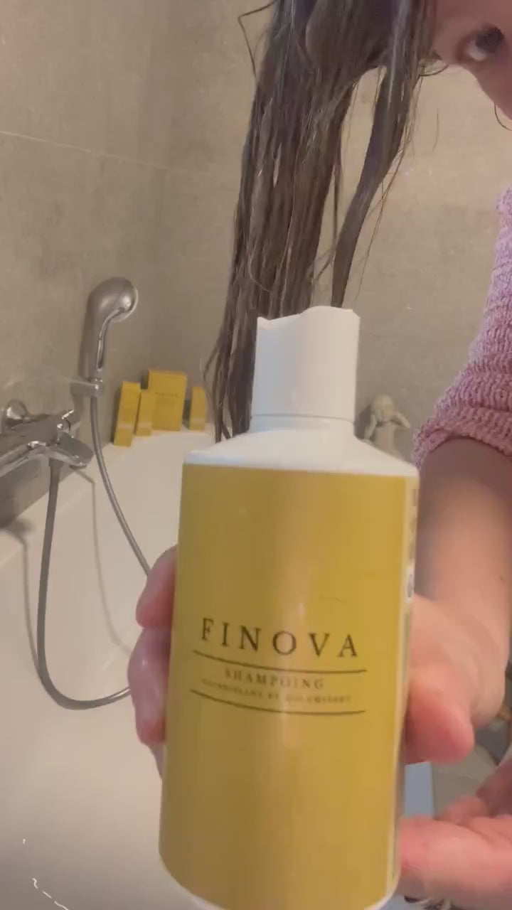 Lavage des cheveux avec le shampoing FINOVA : verser, mousser, rincer