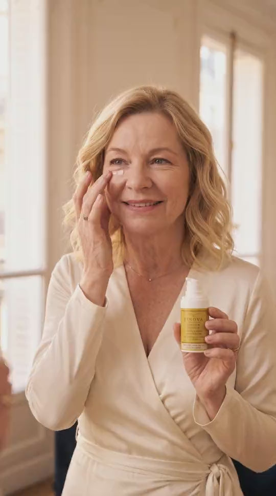 Femme qui utilise le contour des yeux FINOVA