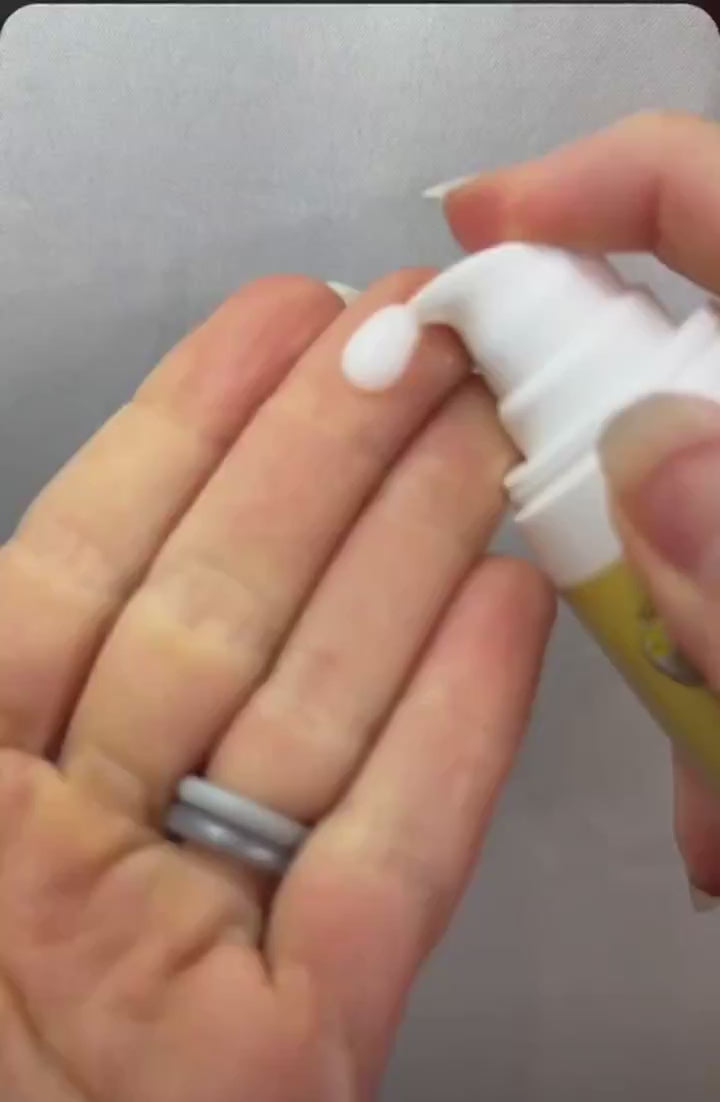 Texture de la crème cou et décolleté FINOVA sur les doigts