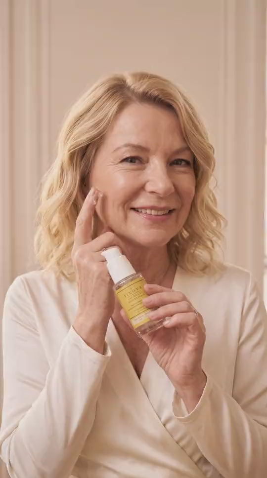 Femme qui utilise le gel double hydratation FINOVA