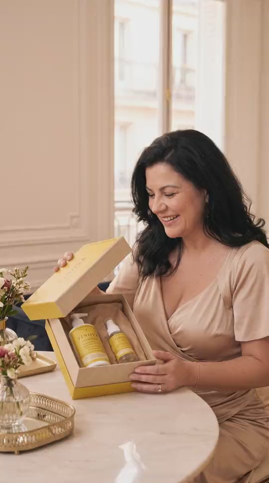 Femme qui ouvre le coffret cheveux secs FINOVA